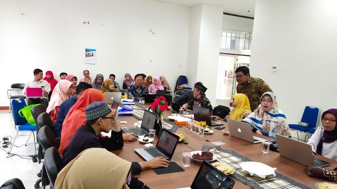 C. Dosen Tadris Fisika berikan tutorial pembelajaran digital pada dosen-dosen PIAUD C. Dosen Tadris Fisika berikan tutorial pembelajaran digital pada dosen-dosen PIAUD