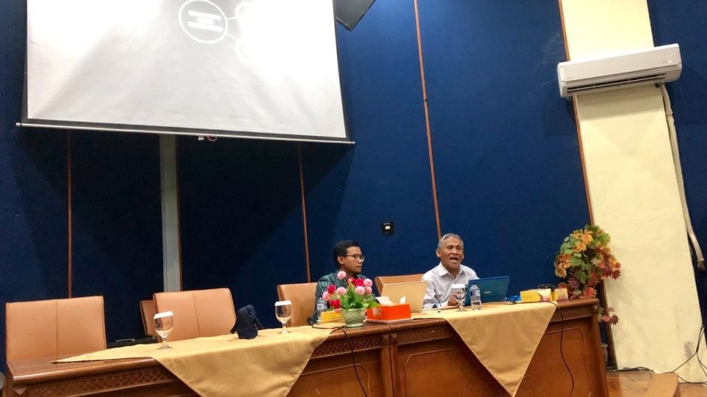 D. Dosen Tadris Fisika pandu penyusunan RPS di Fakultas Ilmu Dakwah dan Komunikasi D. Dosen Tadris Fisika pandu penyusunan RPS di Fakultas Ilmu Dakwah dan Komunikasi